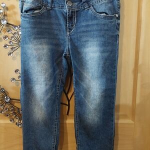 No Boundaries Women's Faded Blue Capri jeans